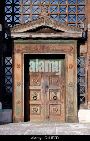 Il vecchio Art Deco di porte in legno con pannelli intagliati Foto Stock