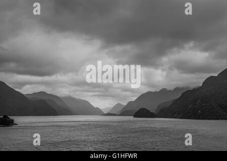 Parco Nazionale di Fiordland Scenic in condizioni di tempo piovoso con drammatica sky - Parco occupa l'angolo sud-ovest della Nuova Zelanda Foto Stock