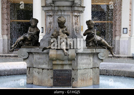 Ganymedes Fontana a Bratislava che mostra i bambini tenendo il pesce dal fiume Danubio Foto Stock