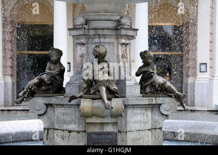 Ganymedes Fontana a Bratislava che mostra i bambini tenendo il pesce dal fiume Danubio Foto Stock