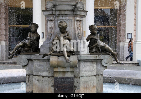 Ganymedes Fontana a Bratislava che mostra i bambini tenendo il pesce dal fiume Danubio Foto Stock