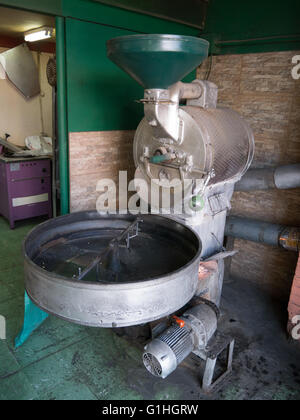 La tostatura del caffè macchina in San Jose, Costa Rica Foto Stock