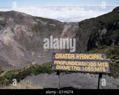 Il cratere principale al vulcano di Irazu vicino a San Jose, Costa Rica Foto Stock