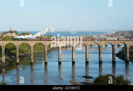 Il Flying Scotsman attraversa il confine reale ponte a Berwick upon Tweed sulla rotta tra York e Edimburgo, il 14 maggio 2016. Foto Stock