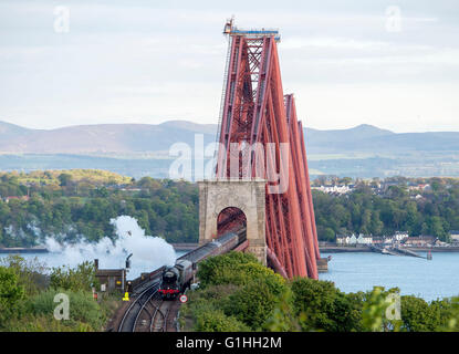 Il Flying Scotsman treno a vapore che arrivano a North Queensferry station dopo aver attraversato il Ponte di Forth Rail su un viaggio di Fife, Foto Stock