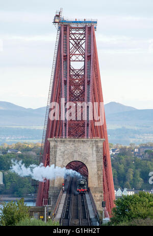 Il Flying Scotsman treno a vapore che arrivano a North Queensferry station dopo aver attraversato il Ponte di Forth Rail su un viaggio di Fife, Foto Stock