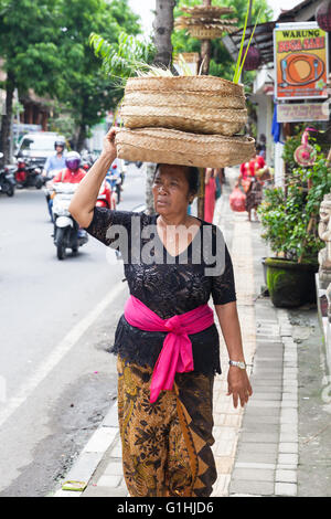 UBUD, Indonesia - 2 Marzo: Senior donna cestello porta sulla testa il 2 marzo 2016 in Ubud, Indonesia. Foto Stock