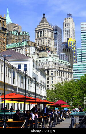 Vista laterale del molo un ristorante, Battery Park di New York City, NY, STATI UNITI D'AMERICA Foto Stock