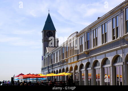 Vista laterale del molo un ristorante, Battery Park di New York City, NY, STATI UNITI D'AMERICA Foto Stock