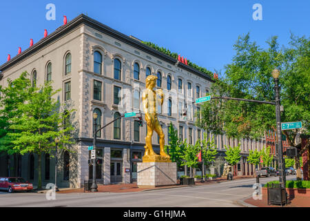 La 21c Museum Hotel golden gigantesca statua di Davide. David si trova a 30 metri di altezza sulla strada principale di Louisville, Kentucky Foto Stock