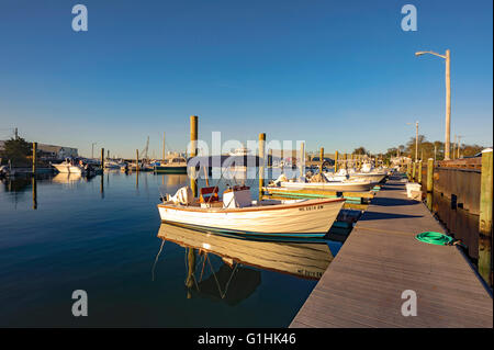 Millway Marina, Barnstable, Cape Cod, Massachusetts in autunno autunno con barche in legno chiaro cielo blu, copia dello spazio. Foto Stock