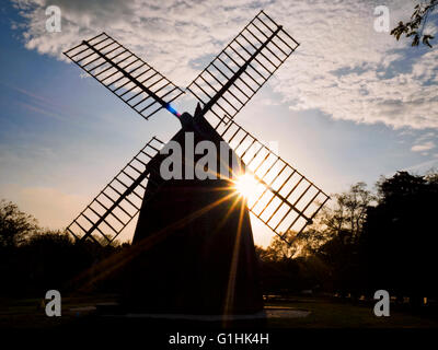 Eastham Windmill Eastham, Cape Cod, Massachusetts in silhouette con sun flare dietro di esso. Foto Stock