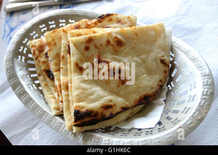 Close up preparata di fresco pane Naan in una ciotola di metallo Foto Stock