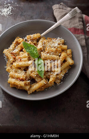 Pasta con pomodoro e salsa di funghi, cibo Foto Stock