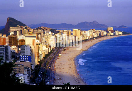 Ipanema visto dal Dois Irmaos park di Rio de Janeiro in Brasile Foto Stock