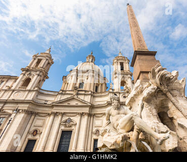 Roma, Italia. Piazza Navona. Fontana dei Quattro Fiumi, o la Fontana dei Quattro Fiumi, creato da Gian Lorenzo Bernini. Foto Stock