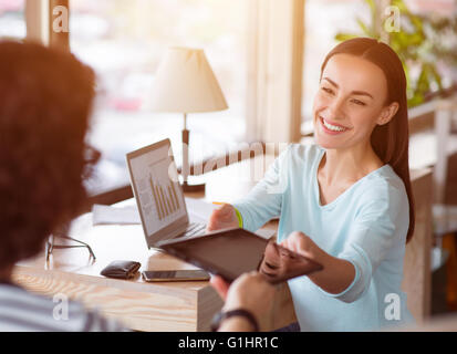 Bella donna azienda tablet Foto Stock