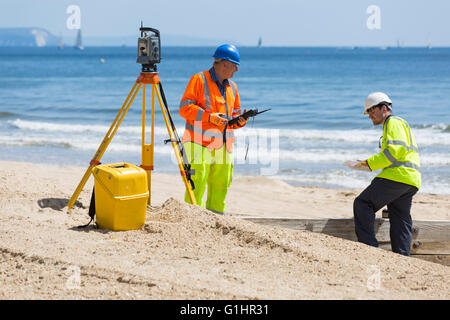 Apparecchiatura Trimble impostato sul Bournemouth Beach a seguito frana nel mese di aprile Foto Stock