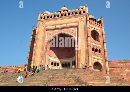 Buland Darwaza, l'entrata principale di Fatehpur Sikri città capitale di imperatore Mughal Akbar, Agra, Uttar Pradesh, India Foto Stock