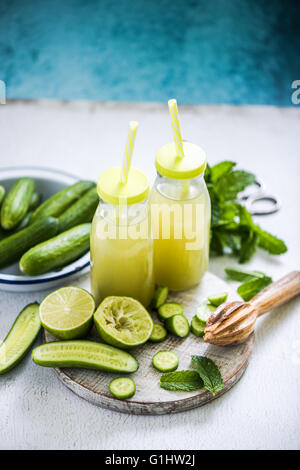 Lime, cetriolo e menta bevanda rinfrescante con ingredienti sul tavolo Foto Stock