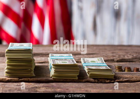 Bandiera americana, il denaro e le monete in euro. Foto Stock