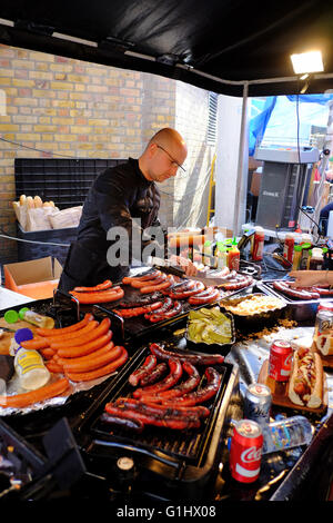 Signor salsiccia hotdog venditore a Brick Lane market in Shoreditch, Londra, Inghilterra Foto Stock