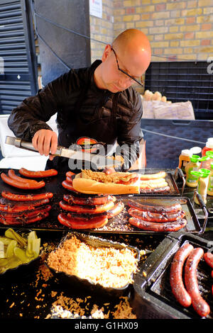 Signor salsiccia hotdog venditore a Brick Lane market in Shoreditch, Londra, Inghilterra Foto Stock