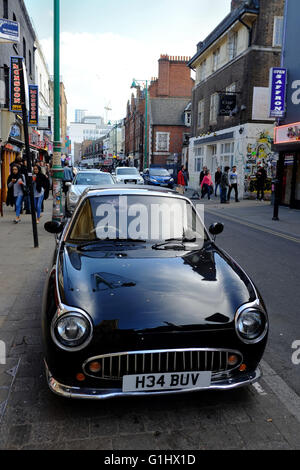 Nissan Figaro parcheggiato su Brick Lane nella zona est di Londra Foto Stock