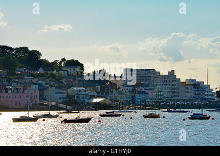 Cowes lungomare sulla isola di Wight host è famosa in tutto il mondo la vela della manifestazione "Cowes Week" che si tengono annualmente nel mese di luglio. Foto Stock