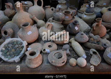 Pila di oggetti antichi in antichità Baidun shop situato sulla Via Dolorosa la città vecchia di Gerusalemme Est, Israele Foto Stock
