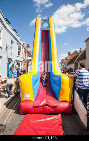 Bambini gonfiabile slitta al Alresford crescione festival 2016, Nuovo Alresford, Hampshire, Inghilterra, Regno Unito. Foto Stock