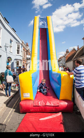 Bambini gonfiabile slitta al Alresford crescione festival 2016, Nuovo Alresford, Hampshire, Inghilterra, Regno Unito. Foto Stock