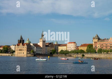 Vista sul Fiume Vltava al Bedrich Smetana Museum e la Torre del Ponte della Città Vecchia di Praga, Boemia, Repubblica Ceca Foto Stock