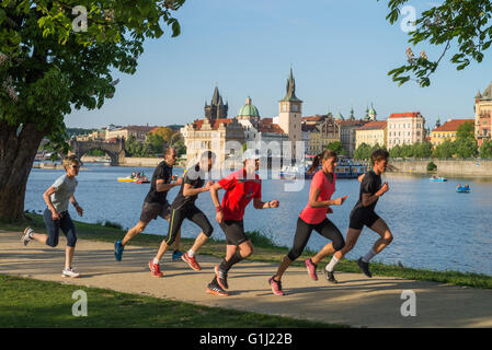 Gruppo di persone in esecuzione attraverso il parco, Strelecky island, Praga, Repubblica Ceca Foto Stock