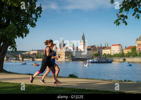 Gruppo di persone in esecuzione attraverso il parco, Strelecky island, Praga, Repubblica Ceca Foto Stock