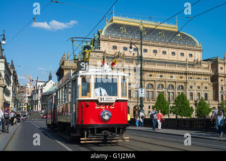 Storico tram numero 91 attraversando il fiume Moldava, Praga, Boemia, Repubblica Ceca, Europa Foto Stock