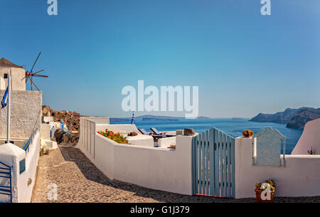 Immagine di blue gate portando ad una vista pittoresca. Santorini, Grecia. Foto Stock