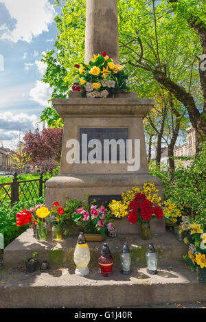 Santuario cattolico, vista di fiori e lanterne che adornano un santuario lungo la strada Rekawka nel quartiere Podgorze di Cracovia, Polonia. Foto Stock