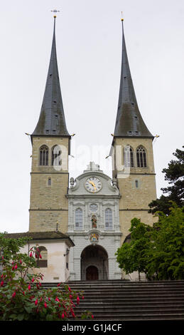 Chiesa di San Leodegar con guglie gemelle, Lucerna, Svizzera Foto Stock