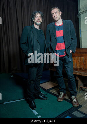 Neil Gaiman e David Mitchell due globalmente acclamato scrittori Ð ammiratori di ogni lavoro otherÕs Ð incontrato sul palco per la Foto Stock