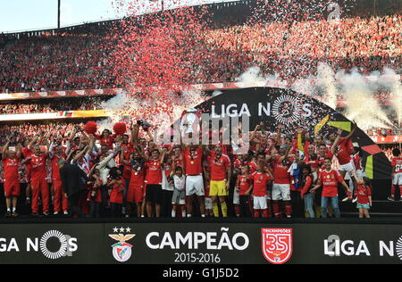 Lisbona, Portogallo. 15 Maggio, 2016. Benfica i giocatori di celebrare dopo il campionato portoghese partita di calcio tra SL Benfica vs CD Nacional a Luz stadium di Lisbona, in Portogallo, il 15 maggio 2016. Benfica sconfitto Nacional da 4-1 e ha vinto il campionato campione per il terzo anno consecutivo e anche il trentacinquesimo titolo nella storia. © Zhang Liyun/Xinhua/Alamy Live News Foto Stock