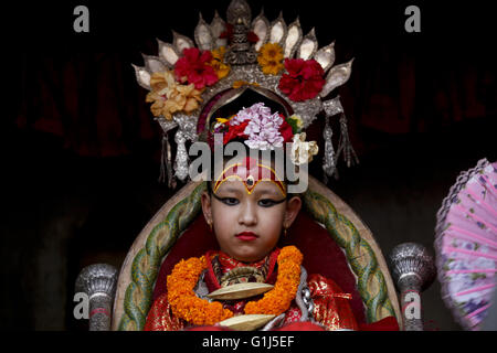 (160516) -- LALITPUR, 16 maggio 2016 (Xinhua) -- Nepalese dea vivente Kumari di Lalitpur assiste la processione di Rato Machhindranath durante Rato Machhindranath festival in Lalitpur, Nepal, 15 maggio 2016. Secondo la leggenda indù, Rato Machhindranath è noto come il dio della pioggia. Il mese-lungo Rato Machhindranath festival inizia con la costruzione del carro in Pulchowk e termina con la Bhoto Jatra festival in Jawalakhel di Patan. È celebrato dai buddisti e indù della comunità Newar eseguendo il carro per diversi luoghi della città di Patan nella speranza di buona pioggia e Foto Stock