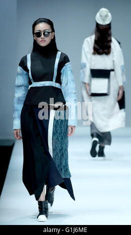 Pechino, Cina. 15 Maggio, 2016. I modelli presenti creazioni realizzate da laureati di università Jianghan durante la Cina Graduate Fashion Week di Pechino, capitale della Cina, 15 maggio 2016. © Chen Jianli/Xinhua/Alamy Live News Foto Stock