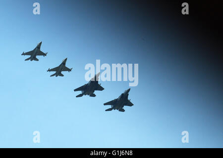 Singapore. 16 Maggio, 2016. F-16 e F-15SG jet da combattimento della Repubblica di Singapore Air Force (RSAF) volare in oriente Singapore, 16 maggio 2016. La RSAF terrà la RSAF Open House a Paya Lebar Air Base il 21 maggio e 22. © poi Chih Wey/Xinhua/Alamy Live News Foto Stock