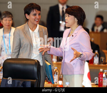 Tsukuba, Giappone. 16 Maggio, 2016. Najat Vallaud Belkacem (L), francese istruzione e ricerca Il Ministro chat giapponesi con la scienza e la tecnologia Ministro Akiko Shimajiri prima di iniziare il G7 la scienza e la tecnologia dei Ministri di Tsukuba, suburbana Tokyo lunedì, 16 maggio 2016. G7 la scienza e la tecnologia i ministri hanno avviato una due giorni di sessione per le sfide scientifiche quali la sanità, l'energia, l'agricoltura e l'ambiente. Credito: Aflo Co. Ltd./Alamy Live News Foto Stock