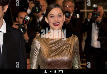 Cannes, Francia. 15 Maggio, 2016. L'attrice Marion Cotillard assiste la premiere del ''dalla terra e la Luna (Mal de Pierres)' durante la sessantanovesima annuale di Cannes Film Festival presso il Palais des Festivals a Cannes, Francia, il 15 maggio 2016. Foto: Hubert Boesl Credito: dpa picture alliance/Alamy Live News Foto Stock