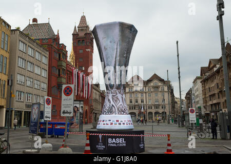 Basel, Svizzera. 16 Maggio, 2016. Basilea I preparativi presso la piazza del mercato per il 2016 UEFA Europa League. Il 2016 UEFA Europa League sarà svolto presso la St. Jakob-Park a Basilea in Svizzera il 18 maggio 2016, tra il team inglese Liverpool e il team spagnolo e due volte la difesa champions Sevilla. Basel, Svizzera. Credito: Stephen Allen/Alamy Live News. Foto Stock