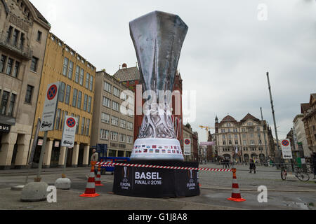 Basel, Svizzera. 16 Maggio, 2016. Basilea I preparativi presso la piazza del mercato per il 2016 UEFA Europa League. Il 2016 UEFA Europa League sarà svolto presso la St. Jakob-Park a Basilea in Svizzera il 18 maggio 2016, tra il team inglese Liverpool e il team spagnolo e due volte la difesa champions Sevilla. Basel, Svizzera. Credito: Stephen Allen/Alamy Live News. Foto Stock