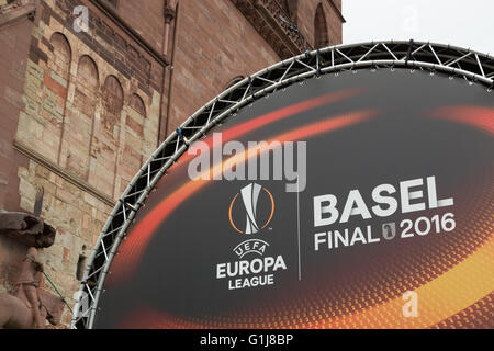 Basel, Svizzera. 16 Maggio, 2016. Basilea i preparativi in piazza del Duomo (Münsterplatz) per il 2016 UEFA Europa League. Il 2016 UEFA Europa League sarà svolto presso la St. Jakob-Park a Basilea in Svizzera il 18 maggio 2016, tra il team inglese Liverpool e il team spagnolo e due volte la difesa champions Sevilla. Basel, Svizzera. Credito: Stephen Allen/Alamy Live News. Foto Stock