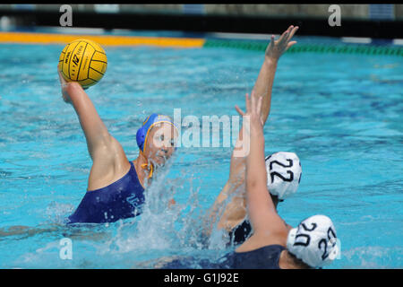 15 maggio 2016 - Los Angeles, California, Stati Uniti - UCLA junior Mackenzie Barr di Irvine, California lancia il suo primo colpo di punteggio per mettere la squadra di casa sulla scheda all'inizio del terzo posto finale di NCAA donna pallanuoto torneo contro il Michigan (Los Angeles, California, 15 maggio 2016). UCLA è andato a vincere il gioco 5-4. (Credito Immagine: © Jeremy Breningstall via ZUMA filo) Foto Stock